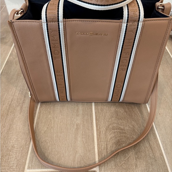 Tommy Hilfiger Tan and Cream Handbag - Picture 6 of 9